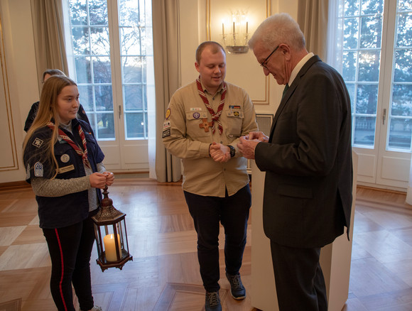 Aktion Pfadfinder übergeben Friedenslicht Ministerpräsident Winfried Kretschmann mit einer Delegation von Pfadfinderinnen und Pfadfindern anlässlich der Übergabe des diesjährigen Friedenslichts (Bild: Staatsministerium Baden-Württemberg)