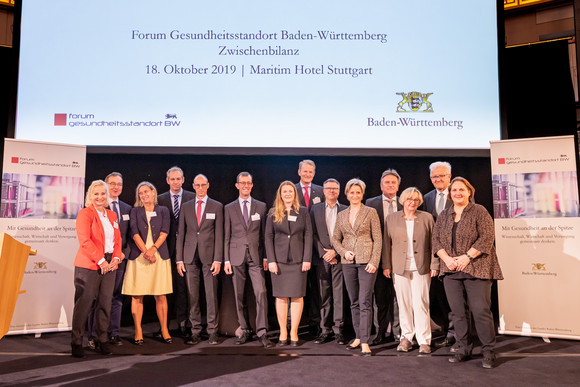 Konferenz Zwischenbilanz des Forums Gesundheitsstandort Gruppenbild beim Forum Gesundheitsstandort (Bild: Staatsministerium Baden-Württemberg)