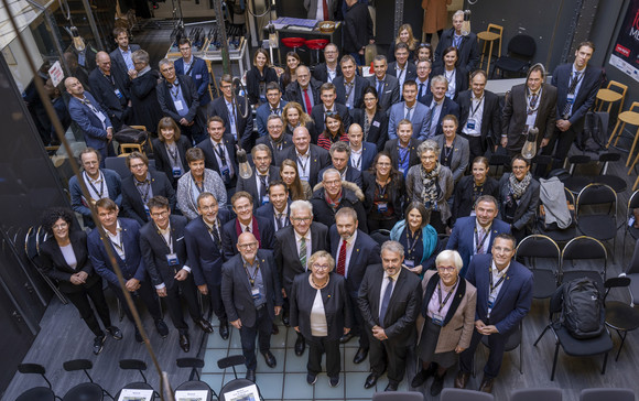 Auslandsreise Kretschmann auf Delegationsreise in Paris Gruppenbild der Delegation mit Ministerpräsident Winfried Kretschmann (Bild: Staatsministerium Baden-Württemberg)
