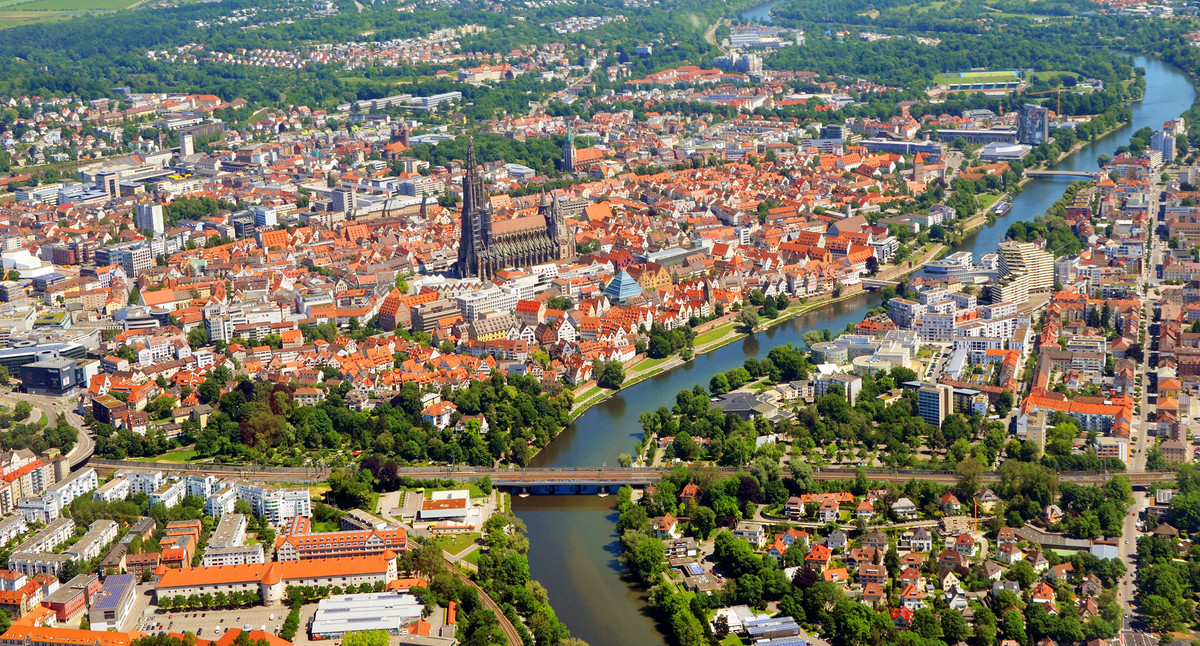 Nähere Luftbildaufnahme auf das Ulmer Münster und Umgebung