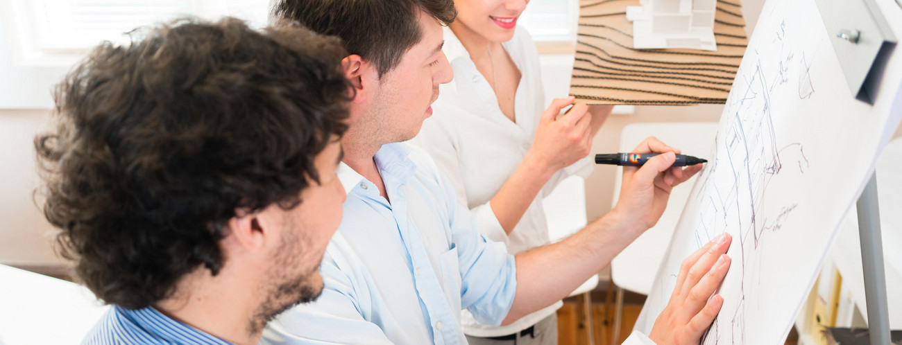 Zwei Männer und ein Frau besprechen Pläne (Bild: © Kzenon)