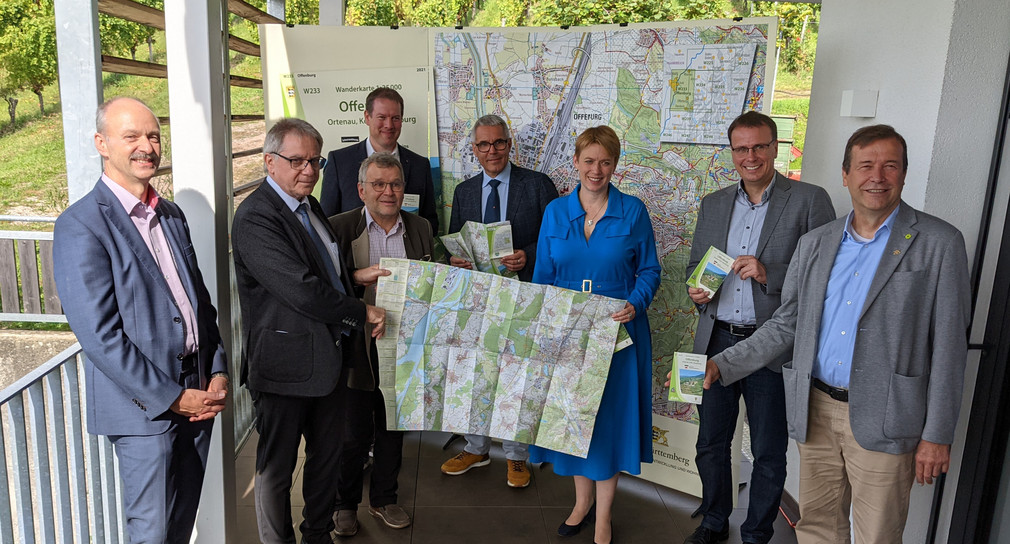 Gruppenfoto bei der Präsentation der Wanderkarte Offenburg. Von links: Dieter Heß (Ministerium für Landesentwicklung und Wohnen), Dieter Ziesel (Stellvetretender Präsident Landesamt für Geoinformation und Landentwicklung), Meinrad Joos (Präsident Schwarzwaldverein e. V.), Ansgar Jäger (Landratsamt Ortenaukreis), Markus Vollmer (Bürgermeister Gemeinde Ortenberg), Staatssekretärin Andrea Lindlohr MdL, Volker Schebesta  MdL (CDU), Thomas Marwein MdL (Grüne)