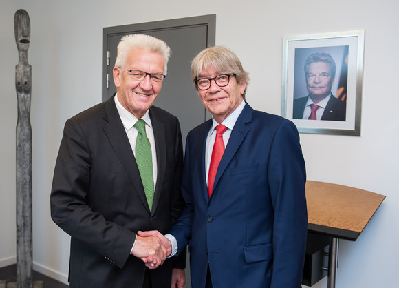 Europa Kretschmann zu Antrittsbesuch in Brüssel Ministerpräsident Winfried Kretschmann (l.) und Botschafter Reinhard Silberberg (r.) (Quelle: Vertretung des Landes Baden-Württemberg bei der Europäischen Union/FKPH)