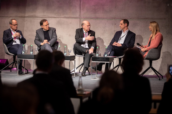Kongress Source – Medienpolitischer Kongress der Landesregierung BW-Talk: Gesprächsrunde mit (v.l.n.r.) Prof. Dr. Kai Gniffke, Prof. Carl Bergengruen, Valdo Lehari jr., Dr. Wolfgang Kreißig und Moderatorin Dr. Jana Kübel (Bild: Staatsministerium Baden-Württemberg)