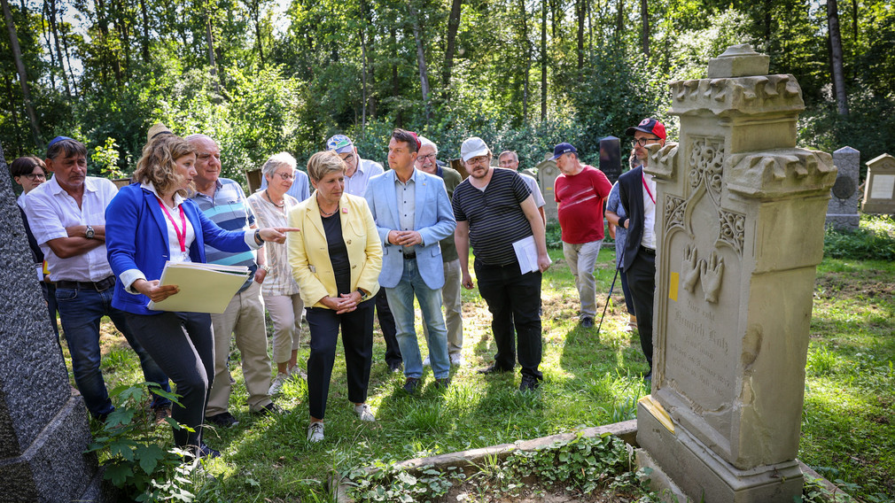 Ministerin Nicole Razavi besichtigt den Jüdischen Friedhof in Kusterdingen-Wankheim. 