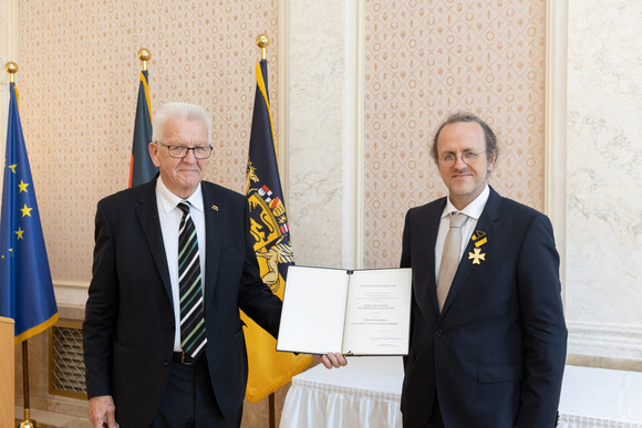 Auszeichnung Verdienstorden des Landes an 26 verdiente Persönlichkeiten Ministerpräsident Winfried Kretschmann (l.) und Prof. Dr. Bernhard Schölkopf (r.)