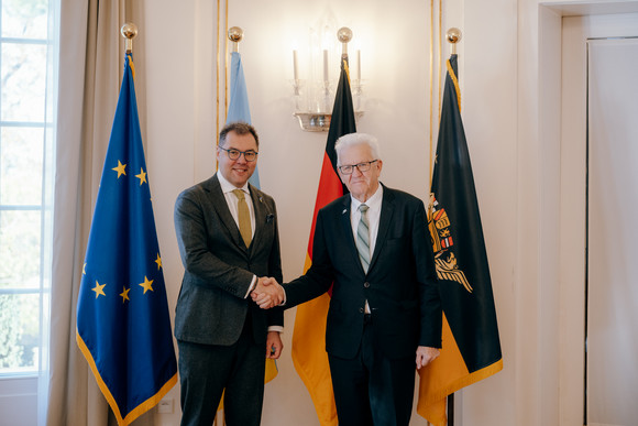 Besuch Kretschmann empfängt ukrainischen Botschafter Ministerpräsident Winfried Kretschmann (rechts) und der ukrainische Botschafter Oleksij Makeiev (links) stehen vor Fahnen und geben sich die Hand.