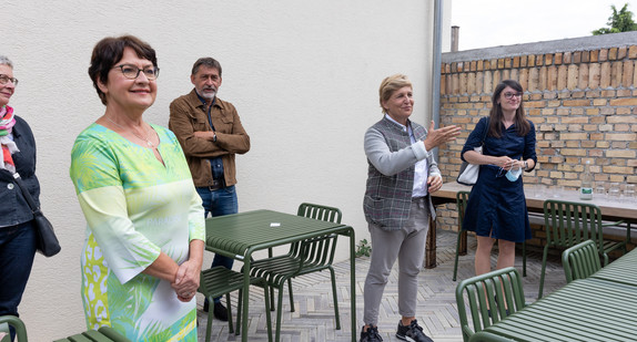Ministerin Nicole Razavi MdL (2. von rechts) besucht die Tabakscheunen in Rheinstetten. Von links: Barbara Saebel MdL, Prof. Dr. Claus Wolf (Präsident Landesamt für Denkmalpflege), Ministerin Nicole Razavi MdL, Christine Neumann-Martin MdL