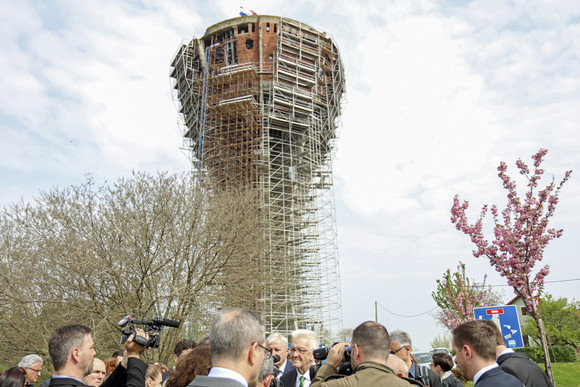Delegationsreise Kretschmann besucht Südosteuropa Ministerpräsident Winfried Kretschmann (M.) und die Delegation besuchen am 18. April 2018 den Wasserturm von Vukovar, der 1991 in der Schlacht um Vukovar beschädigt wurde und heute als Gedenkstädte ausgebaut wird.