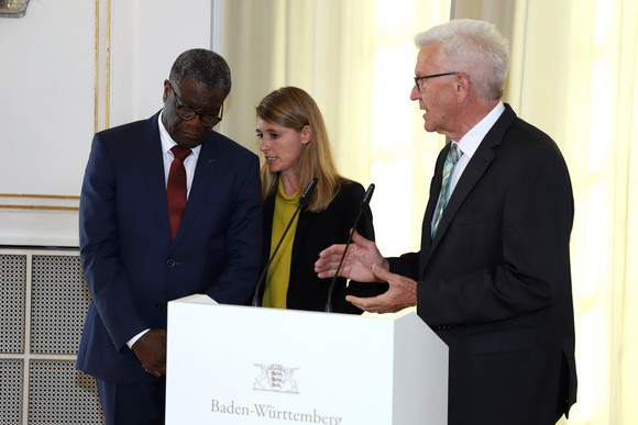 Gespräch Kretschmann trifft Friedensnobelpreisträger Mukwege Ministerpräsident Winfried Kretschmann (r.) und Friedensnobelpreisträger Dr. Denis Mukwege (l.) mit Dolmetscherin (M.) (Bild: Staatsministerium Baden-Württemberg)