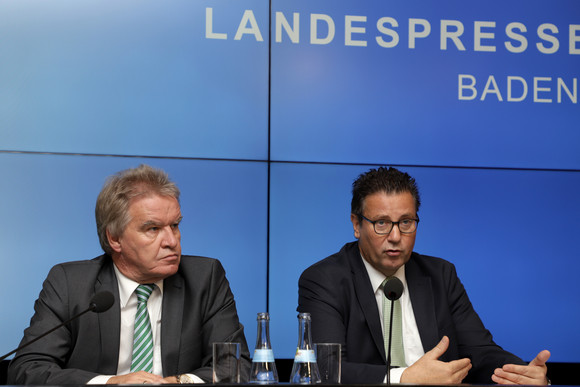 Pressekonferenz Kabinett beschließt Eckpunktepapier zum Volksbegehren Umweltminister Franz Untersteller (l.) und Landwirtschaftsminister Peter Hauk (r.) bei der Regierungspressekonferenz (Bild: Staatsministerium Baden-Württemberg)