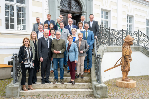 Landesregierung Auswärtige Kabinettssitzung in Bad Schussenried Gruppenbild des Kabinetts vor dem Kloster Schussenried
