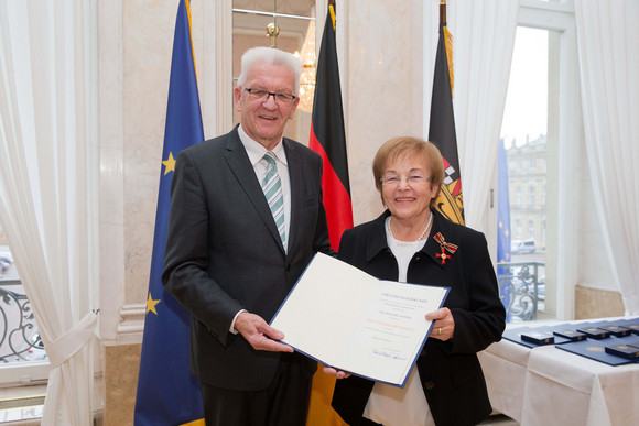Tag des Ehrenamtes Kretschmann würdigt besonderes ehrenamtliches Engagement Ministerpräsident Winfried Kretschmann (l.) und Rosemarie Ahlswede (r.)