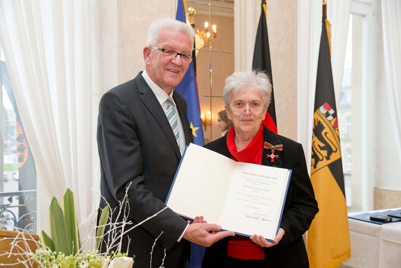Tag des Ehrenamtes Kretschmann würdigt besonderes ehrenamtliches Engagement Ministerpräsident Winfried Kretschmann (l.) und Hildegard Gutekunst (r.)