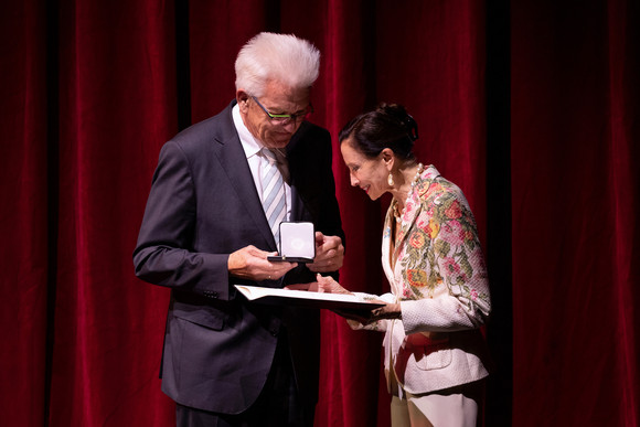 Ministerpräsident Winfried Kretschmann (l.) übergibt Ballettdirektorin Birgit Keil (r.) die Große Staufermedaille in Gold (Bild: Chris Frühe)