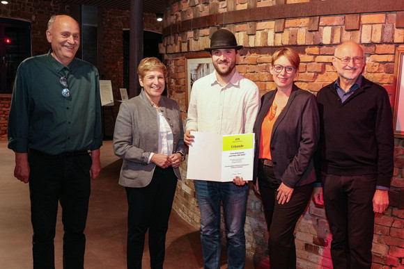 Ministerin Nicole Razavi (2.v.l.) und Staatssekretärin Andrea Lindlohr MdL (4.v.l.) mit den Preisträgern für das Projekt Erweiterungsbau Johannes Kindergarten