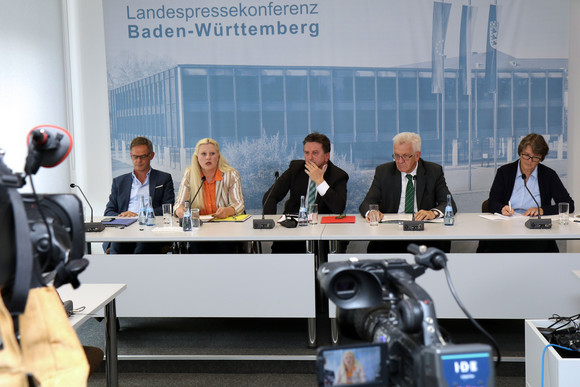 Pressekonferenz Neue Landes-Behindertenbeauftragte v.l.n.r.: Regierungssprecher Rudi Hoogvliet, die neue Landes-Behindertenbeauftragte Stephanie Aeffner, Sozial- und Integrationsminister Manne Lucha, Ministerpräsident Winfried Kretschmann und die LPK-Vorsitzende Barbara Schlegel