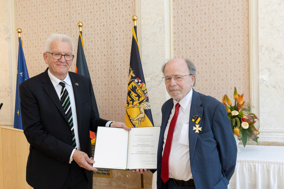 Auszeichnung Verdienstorden des Landes an 26 verdiente Persönlichkeiten Ministerpräsident Winfried Kretschmann (l.) und Prof. em. Dr. Dr. h.c. Erhard Roy Wiehn (r.)