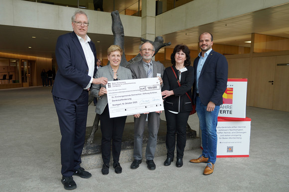 Denkmalpflege Zweite Tranche Denkmalförderung 2025: Symbolische Schecks v.l.: Dr. Albrecht Schütte MdL, Ministerin Nicole Razavi MdL, stellvertretender Vorsitzender des Kirchengemeinderats der Evangelischen Stadtkirche Steinachtal Waldemar Schmidt, Leiterin Abteilung Recht und Stiftungszweck der Stiftung Schönau Gabriele Frey-Grimberg, Jan-Peter Röderer MdL