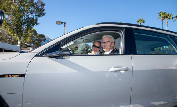 Delegationreise Kretschmann reist nach Kalifornien und Ontario Ministerpräsident Winfried Kretschmann sitzt in einem Audi E-Tron (Bild: Staatsministerium Baden-Württemberg)