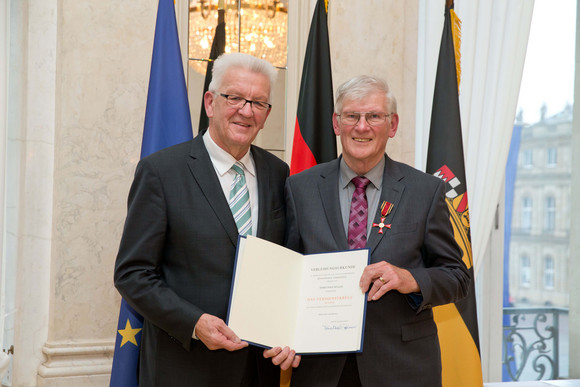 Tag des Ehrenamtes Kretschmann würdigt besonderes ehrenamtliches Engagement Ministerpräsident Winfried Kretschmann (l.) und Josef Müller (r.)