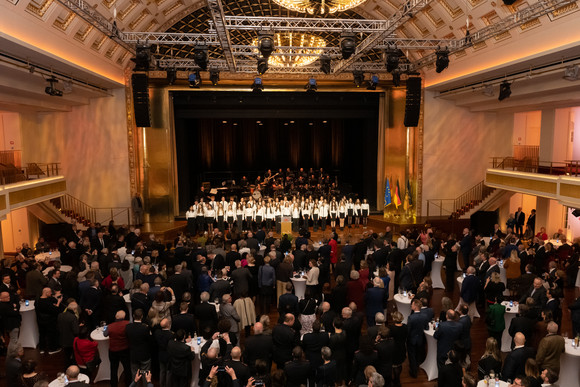 Empfang Neujahrsempfang der Landesregierung Blick in das Kurhaus in Baden-Baden: Die Gäste stehen im Saal, im Hintergrund auf der Bühne sorgen die Landes-Lehrer-Bigband Baden-Württemberg sowie der Chor des Pädagogium Baden-Baden für die musikalische Umrahmung des Empfangs.