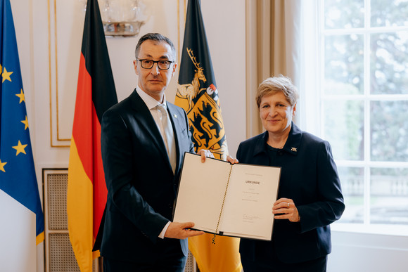 Ministerpräsident Cem Özdemir (links) und Nicole Razavi (rechts), Ministerin für VerkehrMinisterpräsident Cem Özdemir (links) und Nicole Razavi (rechts), Ministerin für Verkehr