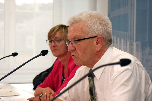 Pressekonferenz Dritter Nachtrag zum Haushalt 2016 Ministerpräsident Winfried Kretschmann (r.) und Finanzministerin Edith Sitzmann (l.)