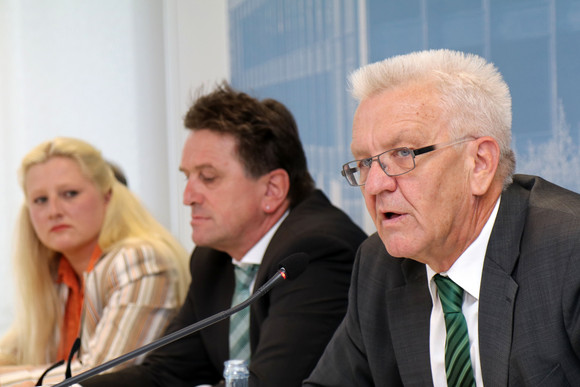 Pressekonferenz Neue Landes-Behindertenbeauftragte Ministerpräsident Winfried Kretschmann (r.), Sozial- und Integrationsminister Manne Lucha (M.) und die neue Landes-Behindertenbeauftragte Stephanie Aeffner (l.)