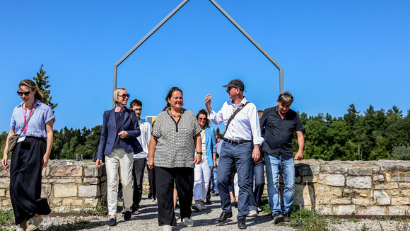 Ministerin Theresa Schopper besucht im Rahmen der Denkmalreise 2026 die Heuneburg.