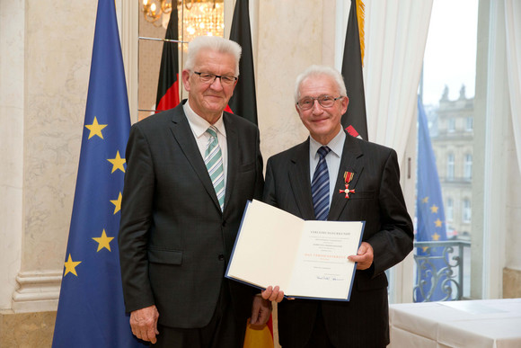 Tag des Ehrenamtes Kretschmann würdigt besonderes ehrenamtliches Engagement Ministerpräsident Winfried Kretschmann (l.) und Paul Rimmelspacher (r.)