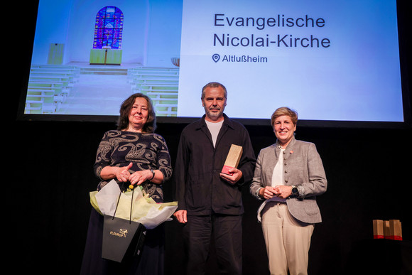 Denkmalpflege Verleihung Innovationspreis „Denkmal – Energie – Zukunft“ Ministerin Nicole Razavi MdL (rechts) überreicht den Innovationspreis für die Sanierung der Evangelischen Kirche in Altlußheim an Pfarrerin Eva Weisser (Mitte).