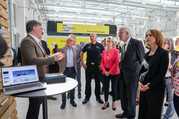 Innovationsoffensive Auftakt der Luft- und Raumfahrtstrategie des Landes Rundgang von Ministerpräsident Winfried Kretschmann und weiteren Teilnehmenden auf der Begleitausstellung.