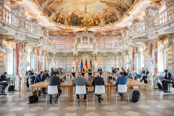 Landesregierung Auswärtige Kabinettssitzung in Bad Schussenried Auswärtige Kabinettssitzung im Kloster Schussenried, Bibliothekssaal