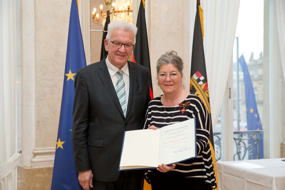 Tag des Ehrenamtes Kretschmann würdigt besonderes ehrenamtliches Engagement Ministerpräsident Winfried Kretschmann (l.) und Maria Elfriede Lenzen (r.)