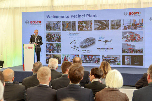 Delegationsreise Kretschmann besucht Südosteuropa Ministerpräsident Winfried Kretschmann besichtigt am 17. April 2018 mit der Delegation das Bosch-Werk in Pećinci – Empfang durch Werkleiter Peter Richter