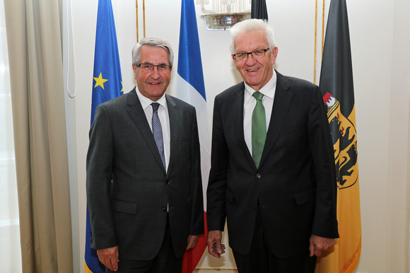 Besuch Kretschmann empfängt Präsident Richert Ministerpräsident Winfried Kretschmann (r.) und der Präsident des Regionalrats der Region Grand Est, Philippe Richert (l.)