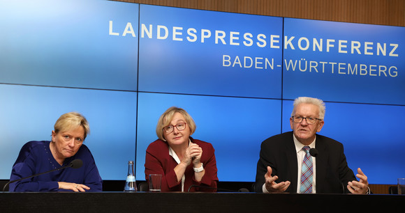 Pressekonferenz Exzellenzstrategie und Islamischer Religionsunterricht Ministerpräsident Winfried Kretschmann (r.), Wissenschaftsministerin Theresia Bauer (M.) und Kultusministerin Susanne Eisenmann (l.)