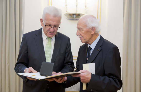 Auszeichnung Große Staufermedaille in Gold für Prof. Dr. Hermann Bausinger Ministerpräsident Winfried Kretschmann (l.) und Prof. Dr. Hermann Bausinger (r.)