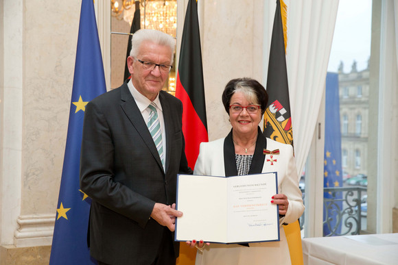 Tag des Ehrenamtes Kretschmann würdigt besonderes ehrenamtliches Engagement Ministerpräsident Winfried Kretschmann (l.) und Waltraud Widmann (r.)