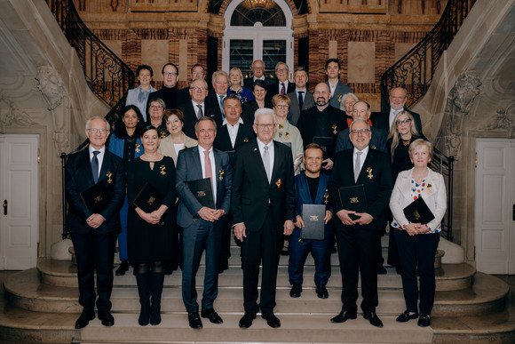 Gruppenbild mit Ministerpräsident Winfried Kretschmann (vorne, Mitte) und den Ordensprätendentinnen und Ordensprätendenten