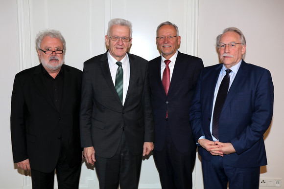 Antrittsbesuch Kretschmann empfängt BWIHK-Präsident v.l.n.r.: Staatsminister Klaus-Peter Murawski, Ministerpräsident Winfried Kretschmann, Wolfgang Grenke, Präsident des Baden-Württembergischen Industrie- und Handelskammertages (BWIHK), und BWIHK-Vizepräsident Prof. Dr. Dr. h. c. Harald Unkelbach