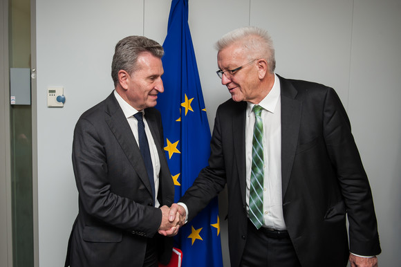 Europa Kretschmann besucht Brüssel Ministerpräsident Winfried Kretschmann (r.) und EU-Haushaltskommissar Günther Oettinger (l.) (Foto: Vertretung des Landes Baden-Württemberg bei der Europäischen Union/FKPH)