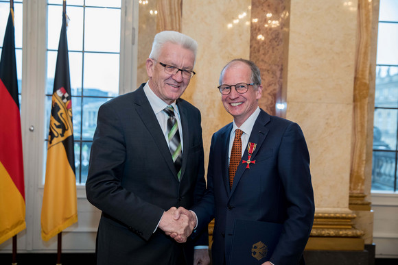 Auszeichnung Bundesverdienstkreuz für Rainer Reichhold Ministerpräsident Winfried Kretschmann (l.) und Rainer Reichhold (r.)