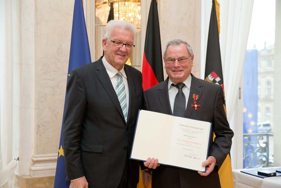 Tag des Ehrenamtes Kretschmann würdigt besonderes ehrenamtliches Engagement Ministerpräsident Winfried Kretschmann (l.) und Willi Becker (r.)