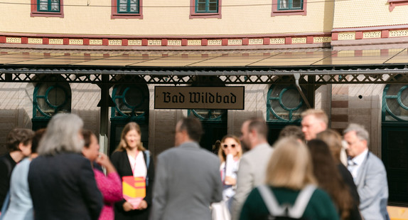 Ministerin Theresa Schopper besucht den Königlich-Württembergischen Bahnhof in Bad-Wildbad. 