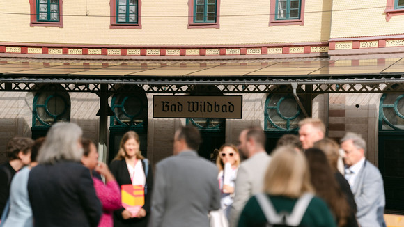 Ministerin Theresa Schopper besucht den Königlich-Württembergischen Bahnhof in Bad-Wildbad. 