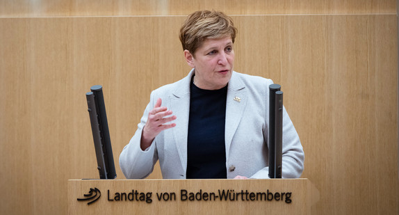 Ministerin Nicole Razavi spricht im Landtag