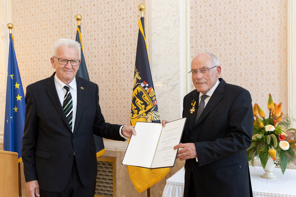 Auszeichnung Verdienstorden des Landes an 26 verdiente Persönlichkeiten Ministerpräsident Winfried Kretschmann (l.) und Dr. h.c. Rudolf Böhmler (r.)