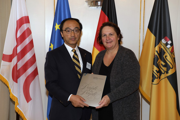 Staatsministerin Theresa Schopper (r.) und Parlamentspräsident Hiroyuki Umezawa (l.) (Bild: Staatsministerium Baden-Württemberg)